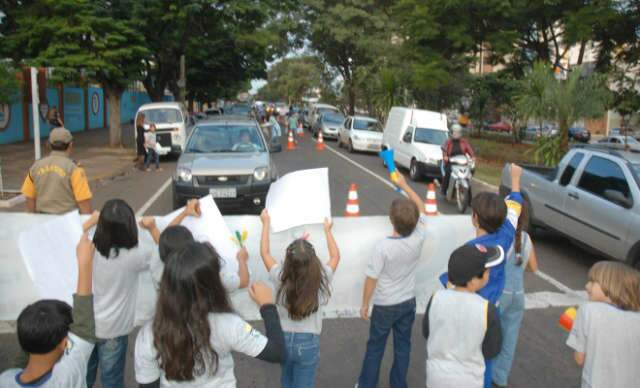  Crian&ccedil;as fazem manifesta&ccedil;&atilde;o contra desperd&iacute;cio de &aacute;gua