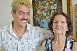 Maria Conceição e o neto Eduardo, que criou o perfil da Vó Maria no Instagram. (Foto: Gustavo Maia)
