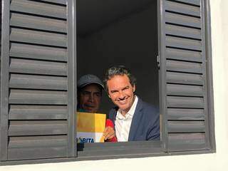 Prefeito Marquinhos Trad participou da entrega das chaves aos novos moradores (Foto: Jones Mário)