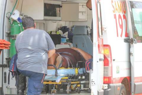 Passageira fica ferida em acidente entre ônibus e carro na Rui Barbosa