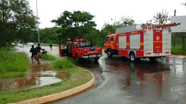 Bombeiros retomam buscas a menino desaparecido no c&oacute;rrego Imbirussu