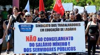 Manifesto reuniu servidores, sindicalistas e estudantes (Foto: Anderson Gallo/Diário Corumbaense)