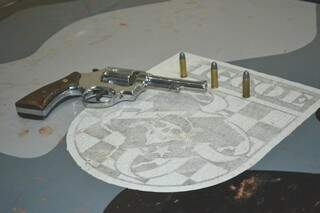 Revólver calibre 38 foi encontrado com os dois sequestradores, com três munições intactas e duas já deflagradas (Foto: Nyelder Rodrigues)
