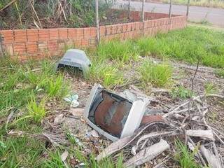Televisores de tubo foram jogados em calçada no Jardim Oralícia. (Foto: Anahi Gurgel)