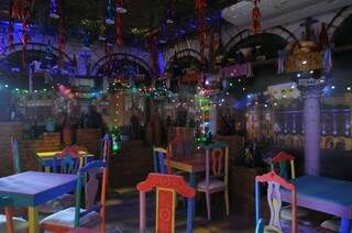 No pátio mexicano, mesas e cadeiras coloridas e plotagem com cenas do País. (Foto: Alcides Neto)