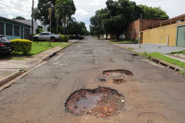 Sem manuten&ccedil;&atilde;o, buraco em rua cresce e chega &agrave; rede de drenagem