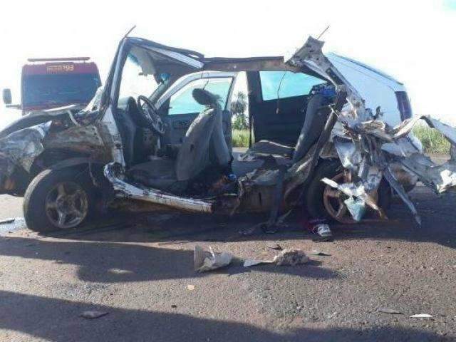 Colis&atilde;o entre carro e caminh&atilde;o mata crian&ccedil;a e deixa ocupantes feridos
