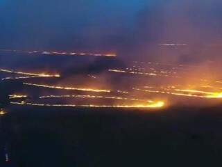 Incêndio em Ribas do Rio Pardo já havia consumido extensa área de vegetação ontem (Foto: Andrei Ruiz)