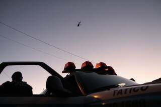 Com apoio de helicóptero, 50 homens foram a bairros violentos de Campo Grande (Foto: Cleber Gellio)  