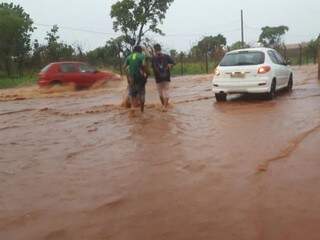 No Bairro Parati, a Rua da Divisão foi tomada por muita água. (Foto: Direto das Ruas)