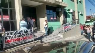 Grupo se concentrou em frente à sede da Funasa para realizar assembleia. (Foto:Direto das ruas)