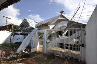 Telhado de zinco danificou muro de residência vizinha (Foto: Marcelo Calazans)