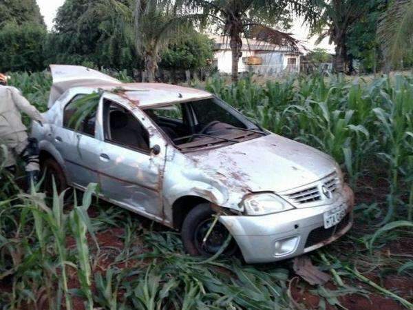 Condutor desvia de caminhonete e capota ve&iacute;culo na MS-376