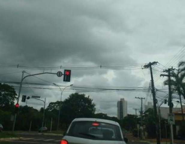 Tarde escurece e mant&eacute;m feriado natalino com jeito de chuva na Capital
