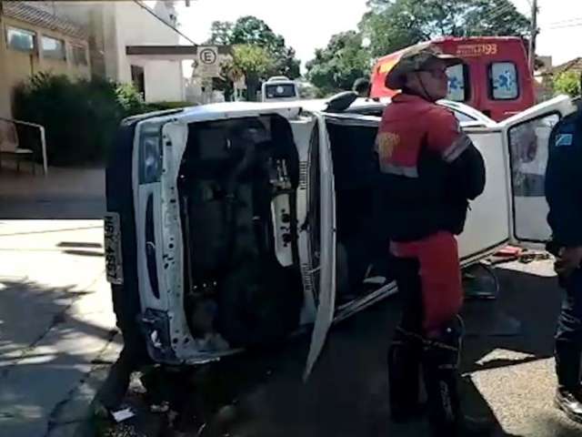 Acidente com tr&ecirc;s ve&iacute;culos tem capotagem em trecho movimentado