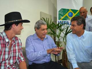 Fael conversa com o governador e o prefeito de Campo Grande.