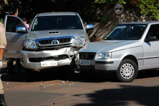  Caminhonete avan&ccedil;a preferencial, colide em Uno e mulher fica ferida