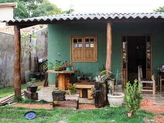 Fachada lembra uma casinha de fazenda, com detalhes em madeira, sob medida. (foto: Marina Pacheco)