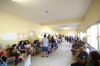 Saguão cheio em posto de saúde do bairro Tiradentes, a espera de vacina. Liberação pelo Ministério da Saúde provocou corrida aos postos da Capital. (Foto: André Bittar)