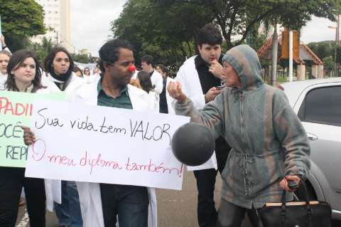 Mulher chora, defende Dilma e constrange médicos durante protesto