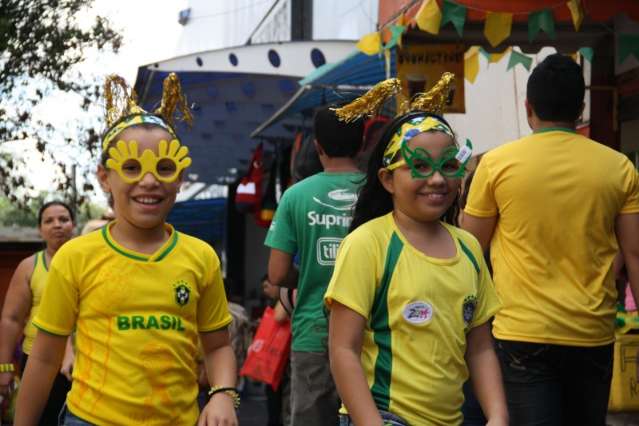 Mulheres esgotam estoque e j&aacute; falta camiseta da sele&ccedil;&atilde;o nas lojas