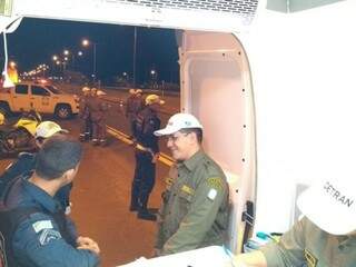 Agentes de fiscalização durante operação &quot;Lei Seca&quot; neste final de semana em Campo Grande. (Foto: Divulgação/Detran-MS)