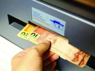 Dinheiro sendo retirado do caixa eletrônico (Foto: Banco Central/Divulgação)