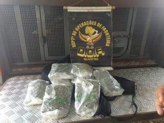 Pacotes da droga que estavam na mochila do suspeito. (Foto: DivulgaçãoDOF) 