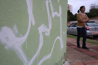Por conta dos &quot;ataques&quot;, Samira comprou uma lata de tinta para sempre pintar o muro (Foto: Marcelo Victor)