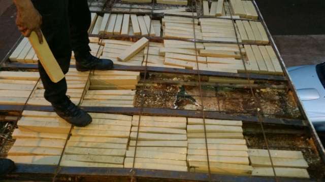 Caminh&atilde;o carregado com maconha e pasta base de coca&iacute;na &eacute; apreendido