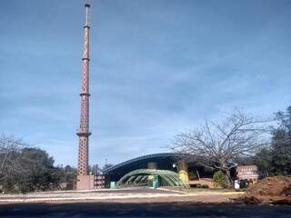 Torre de transmissão e sede da emissora em Campo Grande (Foto: Assessoria/ TVE)