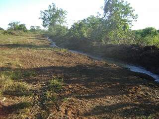 Fazenda teve 6,54 hectares desmatados e rio desviado. (Foto: Divulgação)