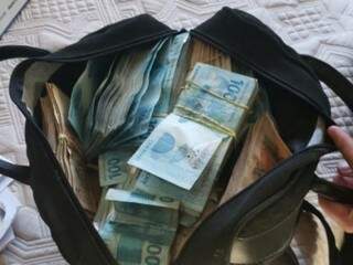 Dinheiro apreendido durante a operação Atalhos. (Foto: Divulgação/PF)