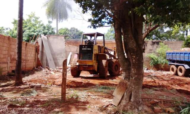 Mulher se desespera com demoli&ccedil;&atilde;o de casa onde morou por 30 anos