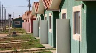 Programa reduzir deficit de moradores de condomínios da Agehab. (Foto: Governo MS)
