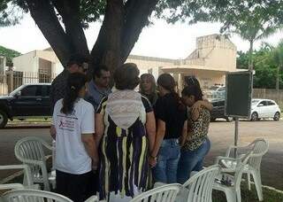 Família de médica em oração no fórum (Foto: Tião Prado/ Pontaporainforma)