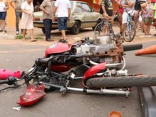 Motocicleta destruída após impacto com veículo Del Rey (Foto: Henrique Kawaminami)