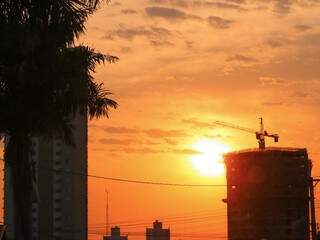 Sol nascendo, nas primeira horas do dia, na capital sul-mato-grossense  (Foto: Henrique Kawaminami) 