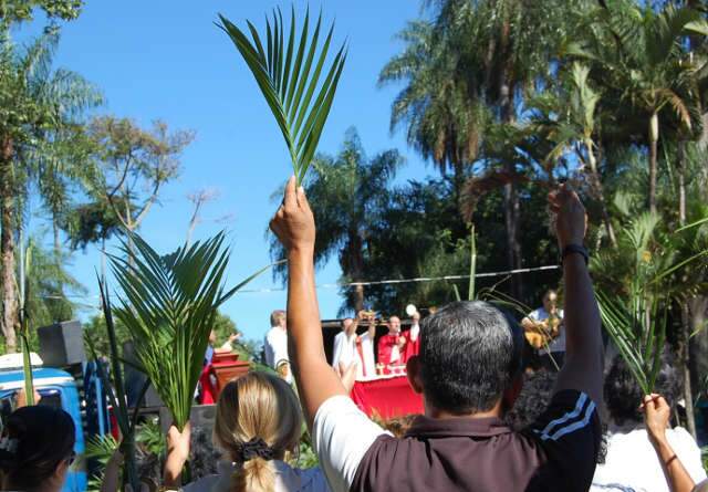  Cat&oacute;licos celebram o in&iacute;cio da Semana Santa com a tradicional Prociss&atilde;o de Ramos