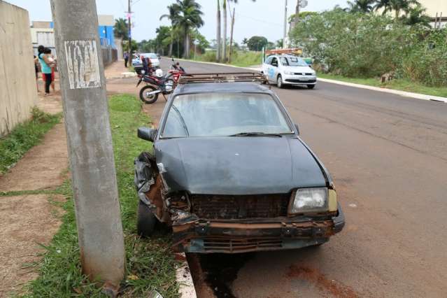 Carro &eacute; fechado por caminh&atilde;o, bate em poste e gr&aacute;vida vai para posto de sa&uacute;de