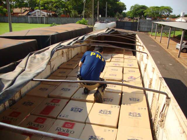  PRF apreende 360 caixas de cigarros contrabandeados em Caarap&oacute;