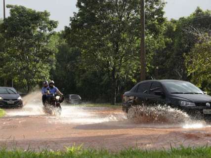 Chuva alaga estacionamento e rua na região do Parque dos Poderes