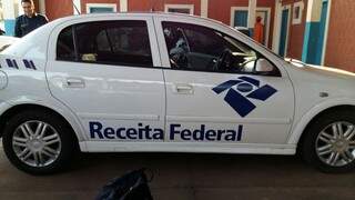 
Traficante foi preso dirigindo carro com adesivo da Receita Federal e placa branca de veículo oficial. (Foto: divulgação/PM)