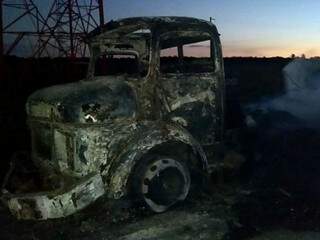 Cabine de caminhão foi destruída pelo fogo (Foto: Nova Notícias News) 