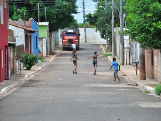 Jovens perambulam pelas vias e podem avisar traficantes sobre movimentação de desconhecidos. (Foto: João Garrigó)
