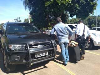 Agente da PF deixando a SED com malotes de documentos apreendidos (Foto: Mirian Machado)