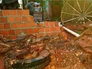Muro de casa caiu com a força da água (Foto: Ivi Notícias)