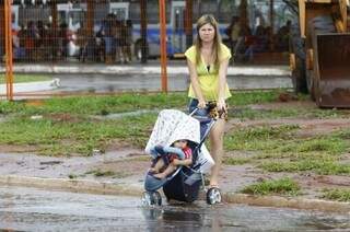 Tânia teve dificuldades para atravessar via após chuva rápida na saída para Cuiabá (Foto: Cleber Gellio)