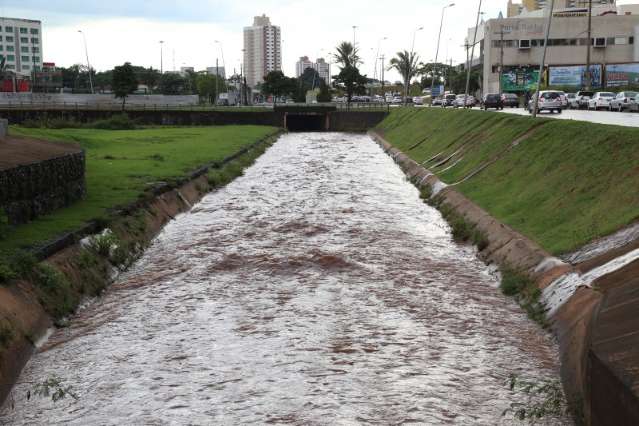 Excesso de chuvas enche c&oacute;rregos e acende sinal de alerta para enchentes