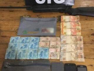 Dinheiro recuperado com os suspeitos. (Foto: Divulgação/Polícia Civil) 